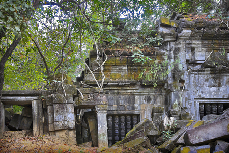 Piles of sandstone blocks, ruins, Beng Mealea Buddhist temple, Angkor site, Cambodia (photo)
