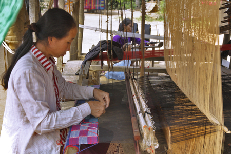 Laos, weaver, cotton (photo)