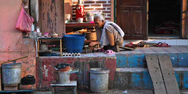 Laos, Luang Prabang, street scene (photo)