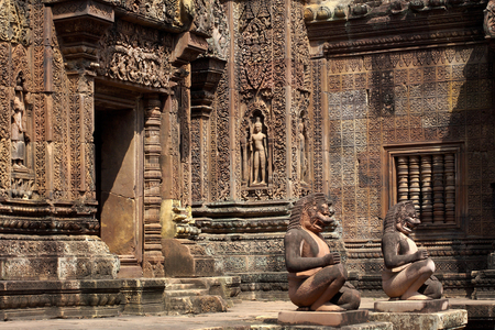 Bas relief, statues, Banteay Srei Hindu temple, Angkor site, Cambodia (photo)