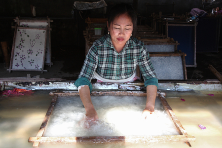 Laos, preparation of paper pulp from mulberry bark (photo)
