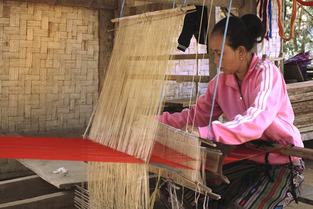 Laos, weaving (photo)