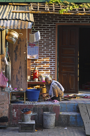 Laos, Luang Prabang, street scene (photo)