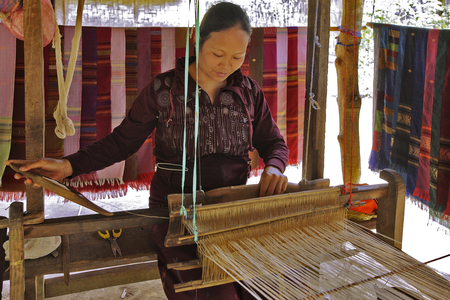 Laos, weaver (photo)