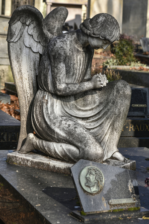 Angel, Pere Lachaise cemetery, Paris (photo)