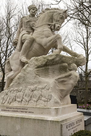 Cenotaphe, Pere Lachaise cemetery, Paris (photo)