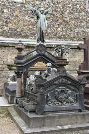 Tomb of the Pigeon Family, (photo)