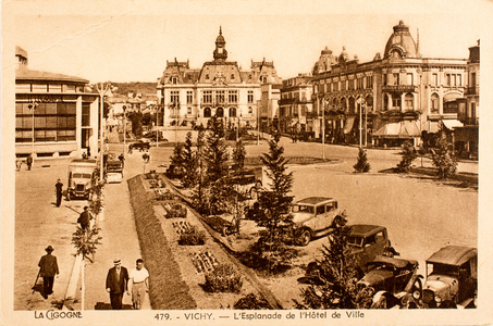 Postcard/L'Esplanade de l'Hotel de Ville/Vichy/Allier/Auvergne/France