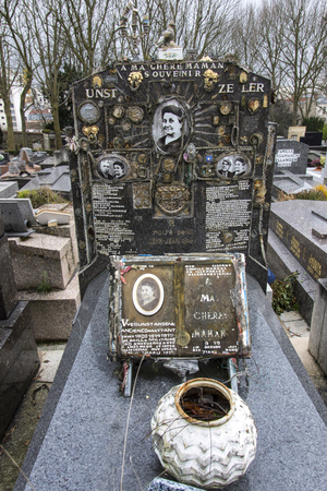Pere Lachaise cemetery, Paris (photo)