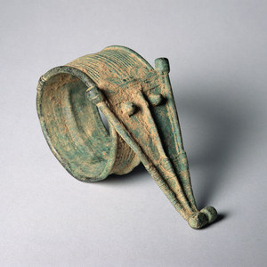 Lorhon bracelet with a crocodile head, from Burkina Faso or the Ivory Coast, probably 18th century (copper alloys)