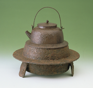 Tea kettle with burner, Goryo Dynasty, 918-1392