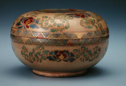 Circular box with cover, c.1700 (enamel on stoneware)
