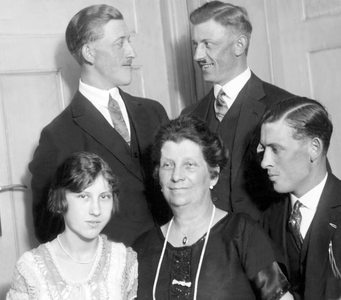Family portrait, photography around 1930.
