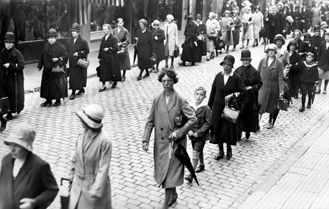 Women and children lining up on a street in Germany.
