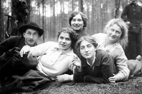 Four women and one man. Photography around 1925.