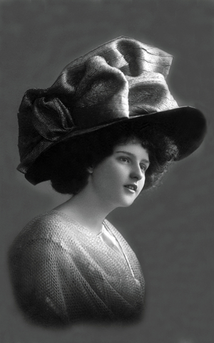 Portrait of a woman with a big hat. Photography around 1910