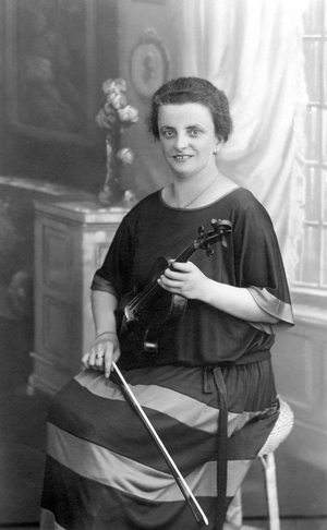 Portrait of a woman with a violin. Photography years 1926.