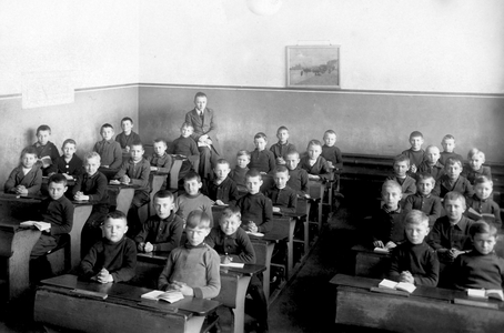 A boy class, the schoolboys are in uniform.