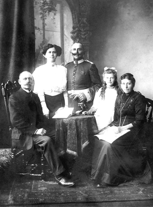 First World War 1914-1918: soldier officer with his family. photograph circa 1916.