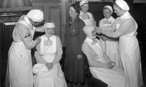 Learning nurses training in bandage (bandage) of wounds. Photography around 1932.