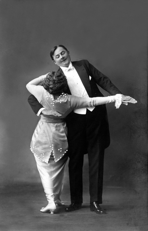Dancing couple. Photography around 1915.