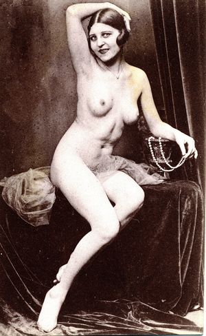 Naked woman posing. Photograph of the beginning of the 20th century.
