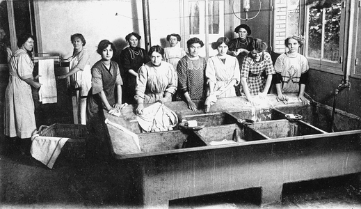 Laundry course, Catholic teaching - 1920 postcard