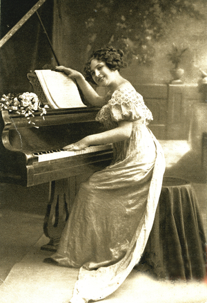 Beautiful pianist: Postcard 1920