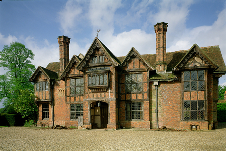 Dorney Court dating originally from c.1500, English School, Dorney, near Windsor, Berkshire, UK (photo)