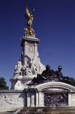 Victoria Monument, designed by Sir Aston Webb (1849-1930) 1911 (photo)