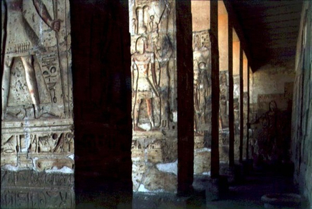 Pillars in the entrance portico (photo)