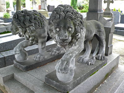 Guardian lions on a grave (photo)