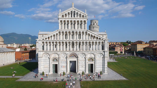 The facade of the cathedral (photo)