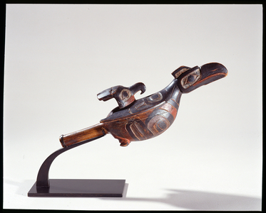Raven-shaped rattle, British Columbia, mid-19th century. Dim: 12x30x12cm. Painted wood and grave. Musee de l'hospice Saint-Roch, Issoudun. Mandatory mention