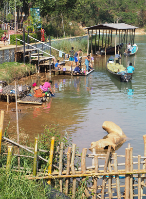 Myanmar - Burma: Inle Lake, Shan State. Shwe Inthein website. Fabric merchants, Intha costumes (etnie du Lac Inle)