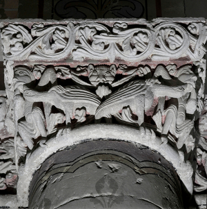 Marignac, chapiteau dans l'eglise Saint Sulpice (deux oiseaux embrassant deux personnages) 