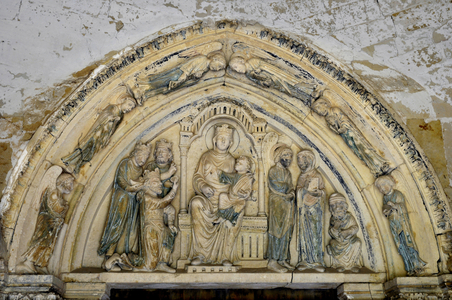 Romanesque art: The eardrum of the church of Notre Dame de Germigny l'Exempt. Gothic tympan of the XIII. Adoration of the Magi, in the center the Virgin carries the Child Jesus on her knees, above the star of the Magi (star of the shepherd). An angel figure nimbee probably represents the Annunciation. Germigny-l'Exempt (Germigny l'Exempt), Cher, Centre, France. Photography