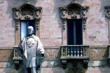 Statue of Giuseppe Garibaldi (1807-82), in front of the Former Grand Hotel, Piazza Garibaldi (photo)
