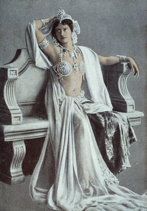 Portrait of Margaretha Geertruida Zelle, known as Mata Hari, Dutch dancer and spy in dance costume, 1908 (photo)