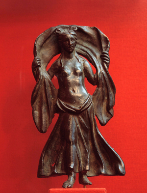 Gallo-Roman art: bronze statuette depicting an encapuchonned woman (bronze)