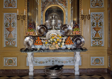 Furniture: silverware service, 18th century (photo)