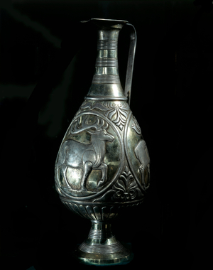 Persian art: silver decanter decoree of medallions representing deer. 5th-7th century (silver)