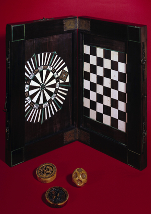 Game box made of walnut, ivory and ebene. End of 15th century (ivory and ebony)