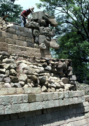 Archaeologists reconstructing a sculpture, 1990 (photo)