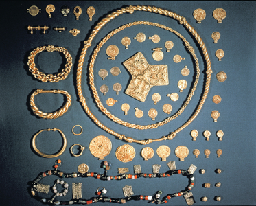Selection of jewellery found at Hoen, Norway (gold and semi-precious stones)