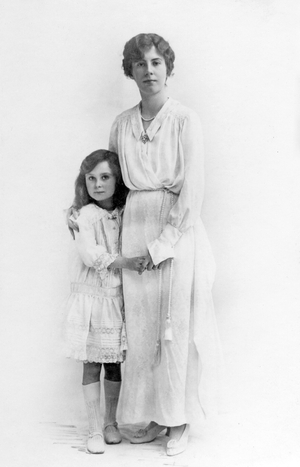 Marie Hall, English violinist with daughter Pauline Baring, laterer a pianist