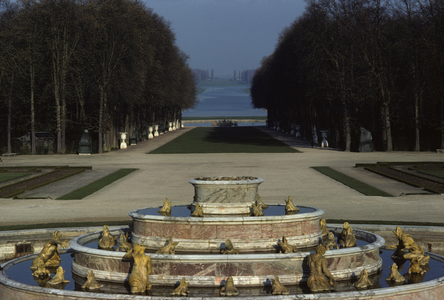 Chateau de Versailles: basin of Latone by the Marsy brothers, perspective on the grand canal. Yvelines (78).