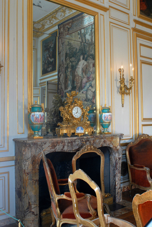 Chateau de Fontainebleau: Current view of the Corner Salon called Pius VII, on the fireplace, Louis XVI clock and pair of porcelain vases from Sevres with green background