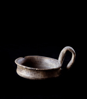 Etruscan civilization: small cup with handle from Tarquinia, Selciatello di Sopra, Italy - 8th century BC (Etruscan art: Capeduncola, 8th century BC) Dim 7 x diam 10,2 cm Florence, Museo Archeologico, inv 83652