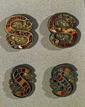Archaeology of the Middle Ages (Middle Ages). Barbarian art of Lombardy: Belt fibule (buckle) in the shape of letter S. Object in gold and polychrome enamel. Lombard art, 6th - 7th century. Italy, Cividale del Friuli, Archaeological Museum